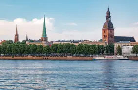 Noslēpumains degvielas plankums Daugavā satrauc Rīgu: VDD sāk izmeklēšanu par iespējamu diversiju