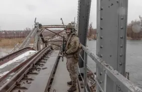 Okupētajā Zaporižjas apgabalā no sliedēm noskrien Krievijas militārais vilciens