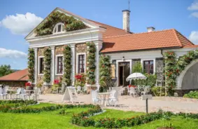 Pakrojas muiža uzplaukst: ziedu un kinozvaigžņu festivāls aicina uz maģisku vasaras piedzīvojumu