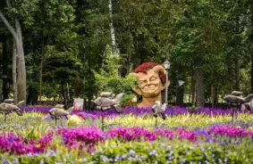 Pakrojas muižas ziedu maģija: Kas slēpjas aiz krāšņās ziedu jūras?