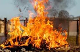 Par atkritumu tvertņu dedzināšanu Rīgā aiztur vīrieti: pieaugošais vandālisms apdraud pilsētu un liek rast risinājumus