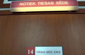 Par klaju huligānismu un tiesas darba graušanu – pusotrs gads cietumā: skarbs signāls tiesas zāles traucētājiem Rīgā
