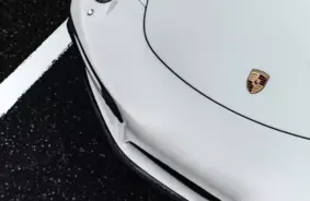 Pārgalvība uz Jūrmalas šosejas: Porsche vadītājam par 211 km/h piemērots sods un tiesību atņemšana