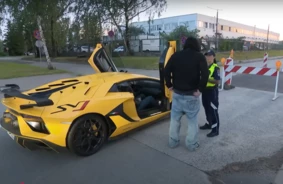 Pārgalvīgs "Lamborghini" lidojums Skanstes ielā – vadītājs zaudē tiesības un saņem bargu sodu