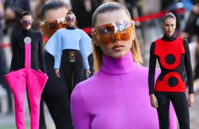 Parīzes modes nedēļa: Pierre Cardin atgriežas ar futūristisku vīziju un kosmiskām ambīcijām