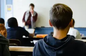 Parlamentārieši mudina stingrāk uzraudzīt skolēnu kavējumus: Ierosina stingrākas prasības vecākiem un attaisnojumiem