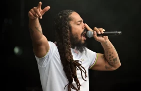 Pārrāvums apraidē: BBC pārtrauc “augsta riska” mūziķu tiešraides pēc Bob Vylan skandāla Glastonberijā