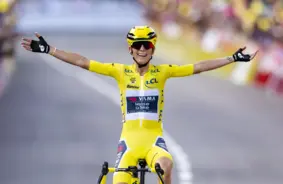 Paulīne Ferāne-Prevota triumfē “Tour de France” un sasniedz mūža mērķi