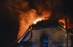 Pēc Krievijas dronu uzbrukuma Dnipro plosās milzīgs ugunsgrēks, draud ķīmiskās briesmas