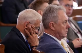 Pēc kariņa lidojumu skandāla valdība nostiprina komandējumu noteikumus: ceļš uz caurskatāmību un uzticību