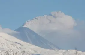 Pēc postošas zemestrīces Kamčatkā izvirdis Kļuču sopka vulkāns