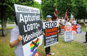 Pie Saeimas notiek pikets par Stambulas konvencijas denonsēšanu, pulcējot ~20 cilvēkus