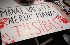 Pie Saeimas tūkstošiem protestē pret Latvijas izstāšanos no Stambulas konvencijas; politiskās debates turpinās