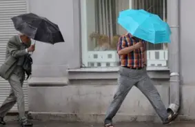 Piektdiena atnesīs pērkona negaisu un stipras lietusgāzes lielākajā daļā Latvijas