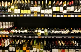 Pirmās dienas ar jaunajiem alkohola ierobežojumiem Latvijā: Mazumtirgotāji pielāgojas mierīgi, sabiedrībā viedokļi dalās