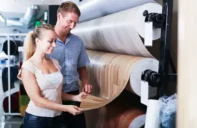 Pirms pērkat linoleju: būtiskākie faktori pārdomātai izvēlei