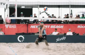 Pļaviņš/Fokerots izcīna pirmo uzvaru elites turnīrā ASV un sper soli pretī izslēgšanas spēlēm