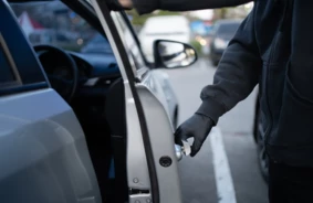 Policija Skrundā Aiztur Vīrieti par Zādzībām no Neaizslēgtiem Auto — Laikā, Kad Vērts Būt Īpaši Vērīgiem
