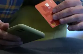 Policija aiztur divus "naudas mūļus" par desmitiem krāpšanas gadījumu