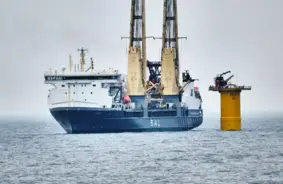 Polija Pārtrauc Ogļu Éru: Masīvi Vēja Parki Jūrā un Kodolplāni Aizsāk Jaunu Enerģijas Nodaļu