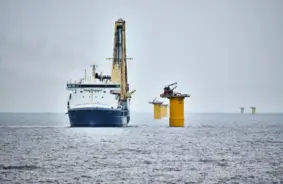 Polijas vēja revolūcija Baltijas jūrā: Sākas pirmais atkrastes parks, kamēr Latvijā diskusijas sit augstu vilni