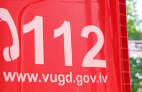 Postošs ugunsgrēks Kadagā iznīcina vienstāvu māju: ģimene brīnumainā kārtā izglābjas no liesmām