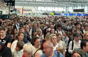 Prāgas lidosta piedzīvo haosu drošības operācijas dēļ, tūkstošiem pasažieru iestrēguši