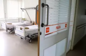 Pret antibiotikām rezistenta superbaktērija atrasta Stradiņa slimnīcā: kādi ir draudi?