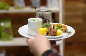 Prokuratūra tiesā sūta krimināllietu: ēdināšanas uzņēmumā apzināti slēpti darbinieku ienākumi, valstij radot milzīgus zaudējumus