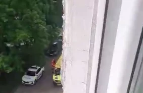 Purvciemā Agresors ar Hanteli Uzbrūk Policistam: Baisa Kaimiņu Brīdinājumu Realitāte