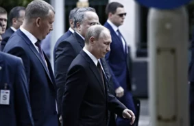 Putina miesassargu rokās pamanīta noslēpumaina ierīce: Kremļa līderis mirstīgās bailēs no FPV droniem