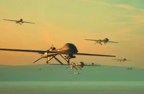 Revolūcija Kaujas Laukā: Lielbritānijas AI Droni “Mūļi” Pavadīs “Apache” Helikopterus