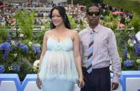 Riannas Trešā Grūtniecība: Drosmīgi Tērpi, Zilas Krāsas Mājieni un Smurfu Pasaule!