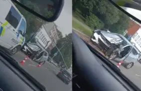 Rīgā, Dzelzavas ielā, notikusi smaga avārija: spēkrata dzinējs izsviests vairākus metrus