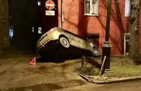 Rīgā, Grīziņkalnā, "Toyota" iebrauc ēkas sienā, bojājot apmali