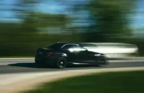 Rīgā aizturēts vīrietis, kas saviem paziņām izkrāpis 35 000 eiro auto pirkšanas darījumos