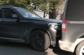 Rīgā apreibināts BMW vadītājs ignorē policiju un izraisa avāriju