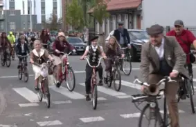 Rīga atzīmē 16. Tvīda braucienu: Elegance un retro stils ieņem pilsētas ielas