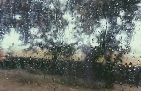 Rīga cīnās ar pērkona negaisa sekām: ceturtdienas lietus pārvērš galvaspilsētas ielas neizbraucamās upēs