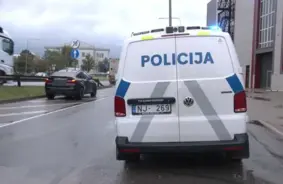 Rīgā lietus apgrūtina satiksmi: BMW vadītāja uzbrauc gājējai