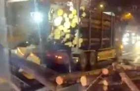 Rīgā no baļķvedēja izbirusi krava, radot satiksmes haosu Vienības gatvē