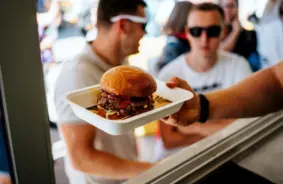 Rīgā notiks astotais ikgadējais "Rīgas Burgeru Festivāls": Esplanāde pārvērtīsies par garšu un izklaides paradīzi