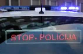 Rīgā notriekti divi policisti: automašīnu sadursmē uz krustojuma cietušas trīs personas