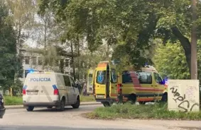 Rīgā pie Imantas stacijas traģēdija: vilciens uz skūtera esošas nepilngadīgas meitenes nosit