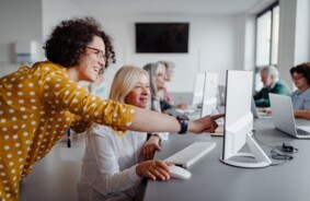 Rīgā sākusies pieteikšanās bezmaksas digitālo prasmju mācībām – iespēja ikvienam pilnveidoties tiešsaistē