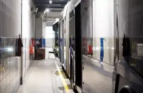 Rīgā testē autobusus ar jauniem, bez auduma apdares esošiem sēdekļiem: jūsu viedoklis ir svarīgs