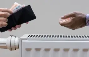 Rīgā tūkstošiem namu iedzīvotāju saskaras ar augstām apkures izmaksām: eksperti brīdina par energoefektivitātes krīzi