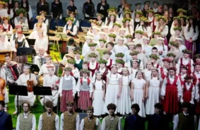 Rīgā turpinās XIII Latvijas Skolu jaunatnes dziesmu un deju svētki, pulcējot tūkstošiem dalībnieku