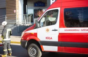 Rīgā ugunsgrēks Brīvības ielā: Evakuēti ap 50 cilvēku