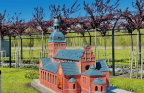 Rīgas Doma Varenība Miniatūrā: Lietuvas Babilono Dārzi Aicina uz Unikālu Atklāšanu